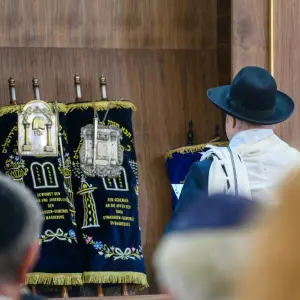 Rabbiner betet 