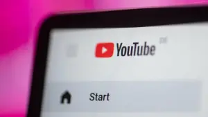 Das Logo von Youtube auf einem Laptop-Bildschirm