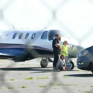 Klima-Demonstranten kleben sich auf Flughafen Sylt fest