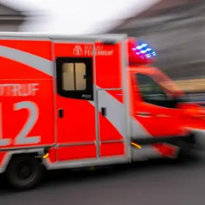 Ein Rettungswagen fährt zu einem Einsatzort