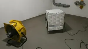 Kondensationstrockner in einem Raum