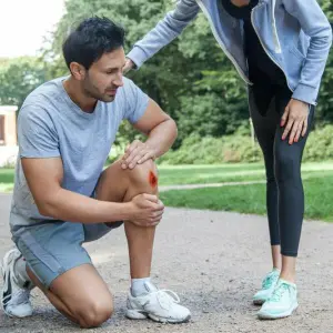 Ein Mann mit einer Schürfwunde am Knie