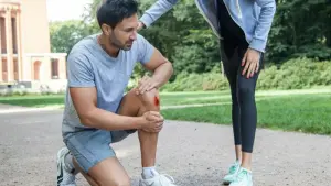 Ein Mann mit einer Schürfwunde am Knie