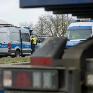 Sachsen-Anhalts Polizei kontrolliert Lastwagen und Busse