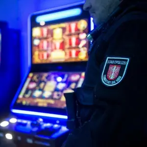 Polizei kontrolliert Geldspielgeräte