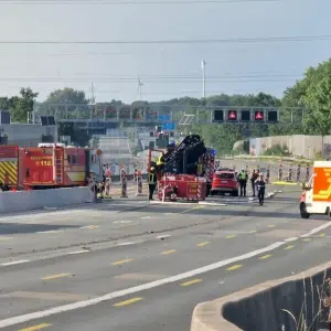 Gas tritt aus undichtem Lastwagen aus - Autobahn A1 gesperrt