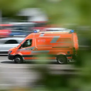 Ein Rettungswagen fährt zu einem Einsatz