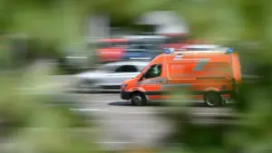 Ein Rettungswagen fährt zu einem Einsatz