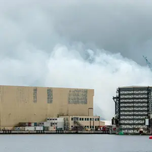Halle mit Jacht brennt bei Werft am Nord-Ostseekanal