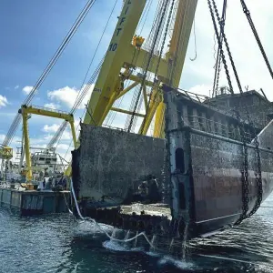 Schwimmkran hebt erstes Teil von «Verity»-Wrack