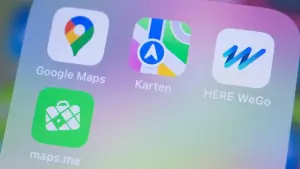 Verschiedene Karten-Apps auf einem Smartphone