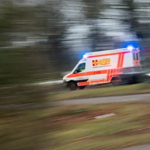 Ein Rettungswagen ist mit Blaulicht im Einsatz