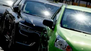 Autos stehen in der prallen Sonne