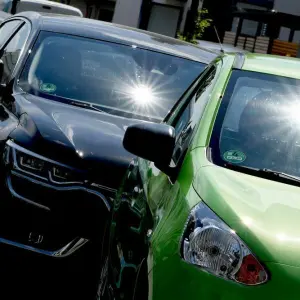 Autos stehen in der prallen Sonne