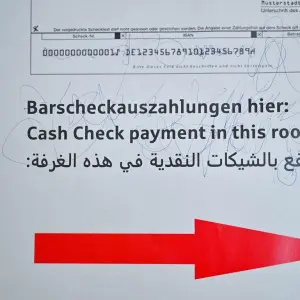 Erster Landkreis gibt Bezahlkarten für Asylbewerber aus