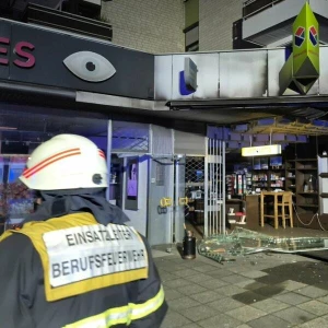 Explosion in Erdgeschoss von Kölner Mehrfamilienhaus