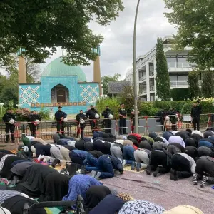 Freitagsgebet vor geschlossener Moschee in Hamburg