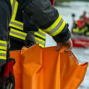 Übung der Feuerwehr zu einer Ölhavarie