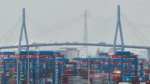 Köhlbrandbrücke im Hamburger Hafen