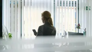 Frau mit Smartphone im Büro