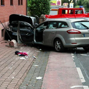 Wagen fährt in Personengruppe in Großwallstadt