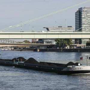 Kohlefrachter auf dem Rhein