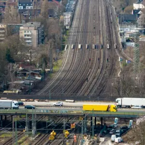 Bahnstrecke am Autobahnkreuz Kaiserberg