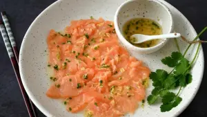 Lachs-Carpaccio mit asiatischem Dressing