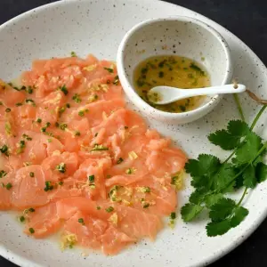 Lachs-Carpaccio mit asiatischem Dressing