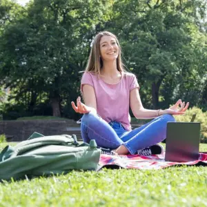 Junge Frau im Park