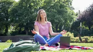 Junge Frau im Park