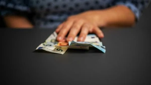 Eine Frau hält Bargeld in der Hand