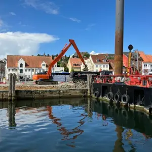 Arbeiten an abgesackter Kaikante in Flensburg