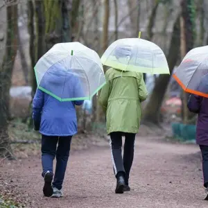 Frauen mit Regenschirmen