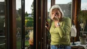 Frau reibt sich die Augen