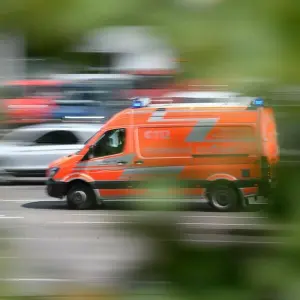 Ein Rettungswagen fährt zu einem Einsatz