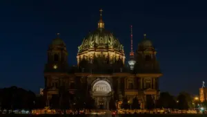Einige Berliner Wahrzeichen werden wieder nachts angestrahlt