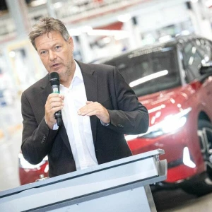 Habeck besucht VW-Werk in Emden