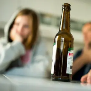 Gesundheitspolitiker warnen vor frühzeitigem Alkoholkonsum