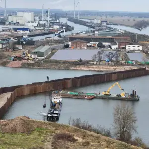 Bauarbeiten im Industriehafen Magdeburg