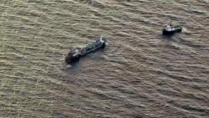 Brennendes Tankschiff nach Rostock geschleppt