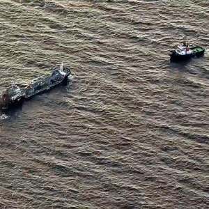 Brennendes Tankschiff nach Rostock geschleppt