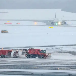 Schnee am Flughafen in Hamburg