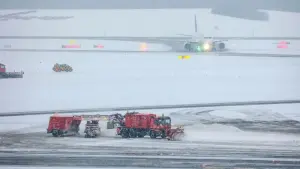 Schnee am Flughafen in Hamburg