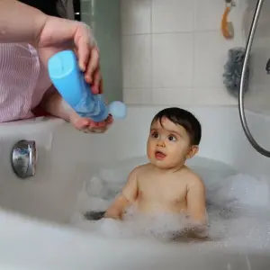 Ein kleines Kind in der Badewanne