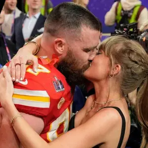 Taylor Swift küsst Travis Kelce