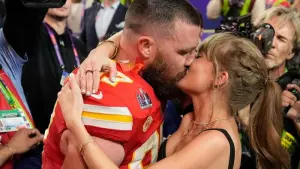 Taylor Swift küsst Travis Kelce