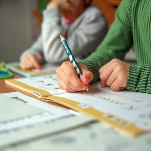 Zwei Kinder machen gemeinsam ihre Hausaufgaben