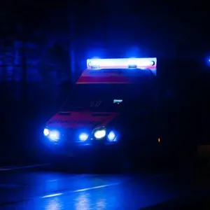 Ein Rettungswagen ist mit Blaulicht im Einsatz