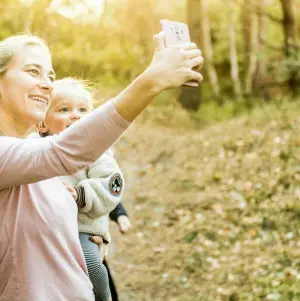 Frau fotografiert Selfie von sich und ihrem Sohn